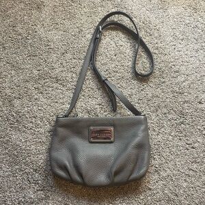 Marc Jacobs - Pebbled Crossbody Bag in Gray